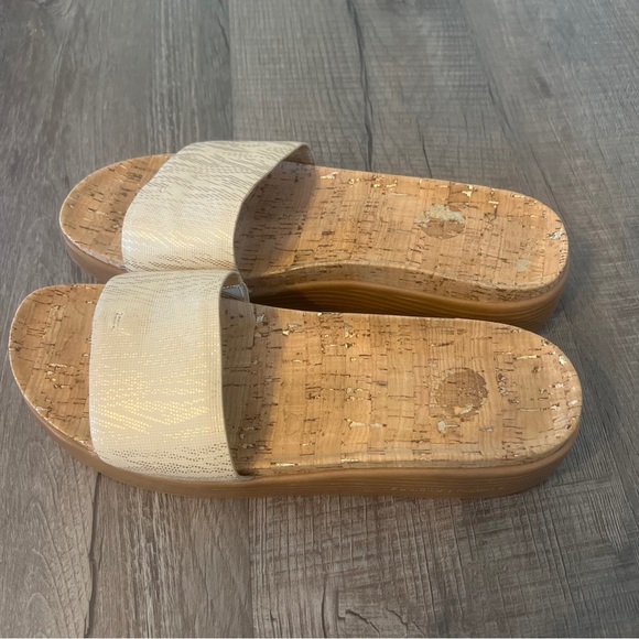 Donald J Pliner Sz 9.5 Fifi slip on thong cork gold metallic sandals EUC - Picture 1 of 8